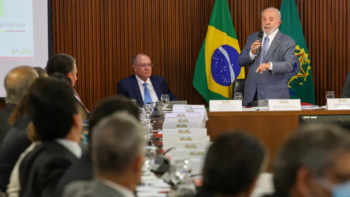 “Falta muito para se fazer”, diz Lula ao abrir reunião ministerial