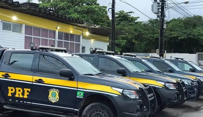 Após fuga, carro roubado capota e PRF apreende mais de R$20 mil no Recife