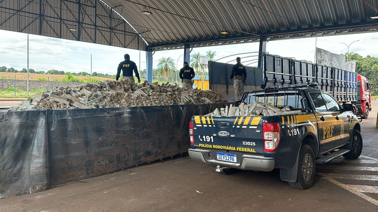 PRF realiza grande apreensão de maconha no Paraná