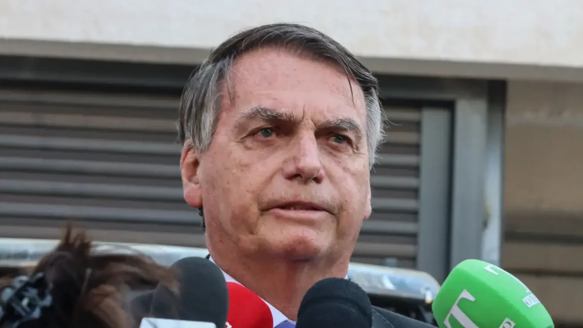 Saiba como funcionou fraude de cartão de vacina de Bolsonaro