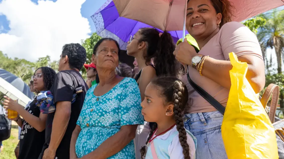 Em espetáculo da Via Sacra no DF, Marias lembram os próprios calvários