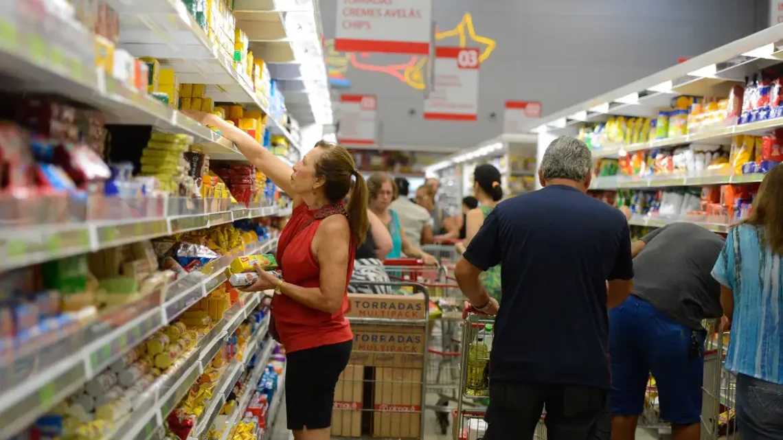 Inflação desacelera para famílias de renda baixa, diz Ipea