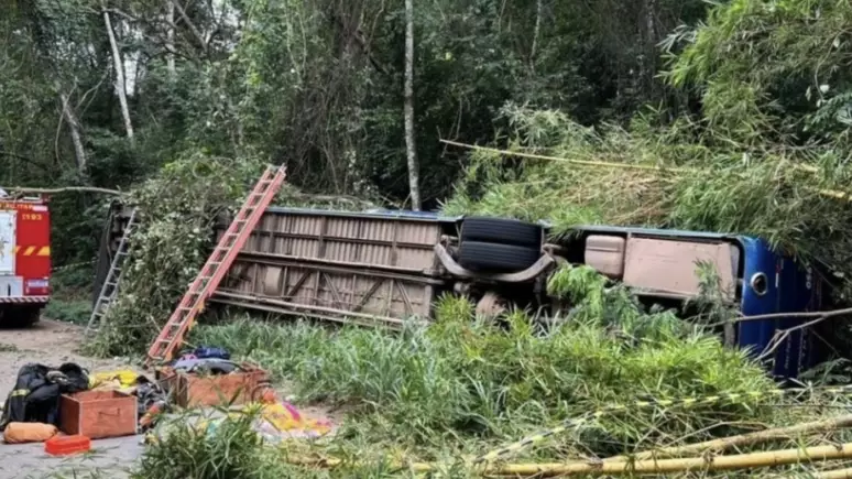 Ônibus capota e deixa sete mortos e 15 feridos em Minas Gerais