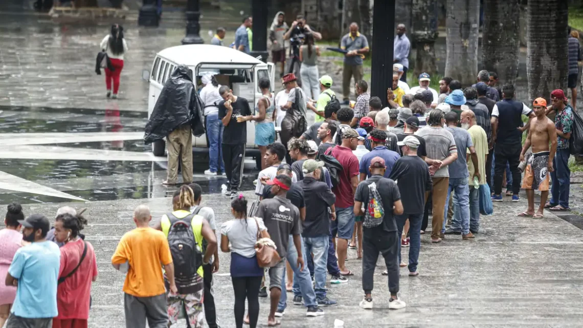 Vereadora denuncia PM por impedir doação de comida à população de rua