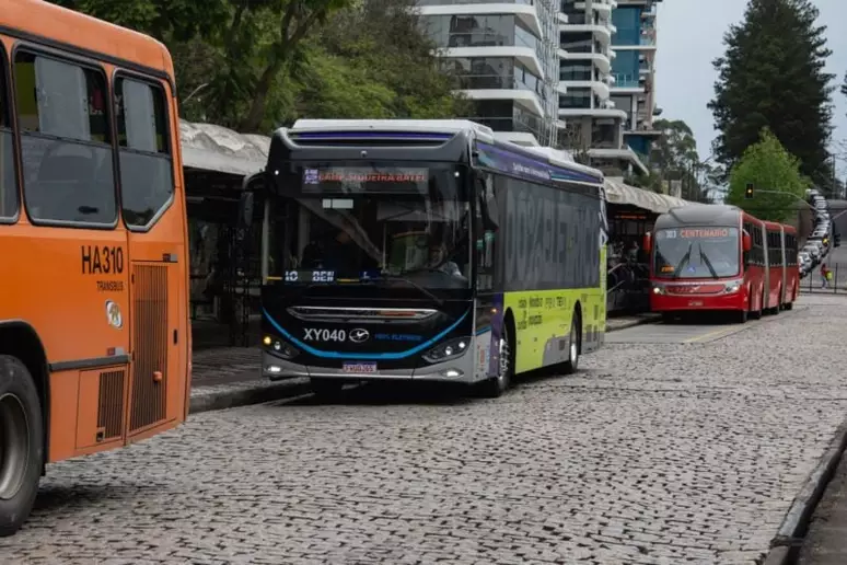 Após TCE suspender compra de ônibus elétricos, Urbs prorroga testes por mais dois anos