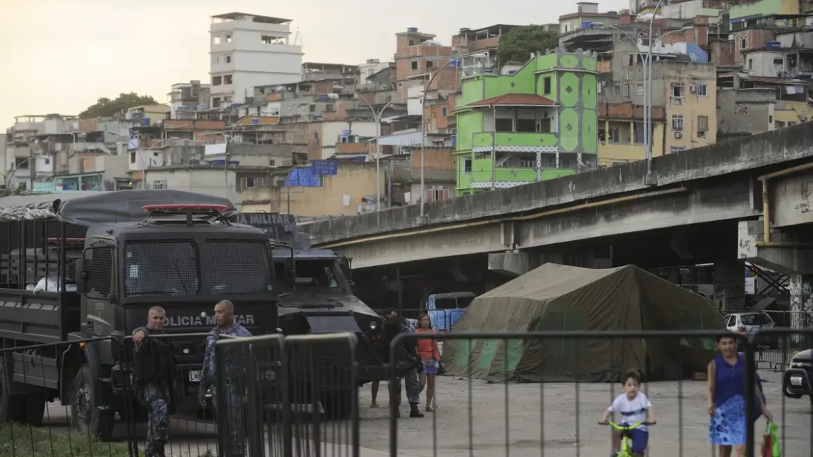 Força-tarefa inicia demolição de condomínio na Favela da Maré, no Rio 