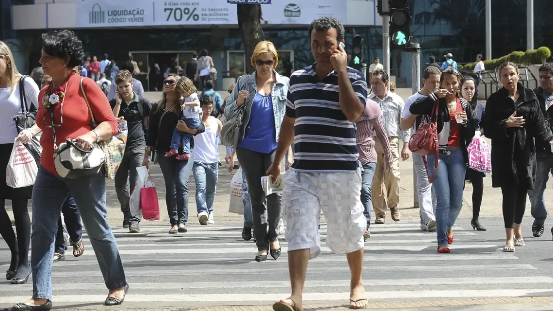 Desemprego cai para 6,9%, menor índice do trimestre desde 2014