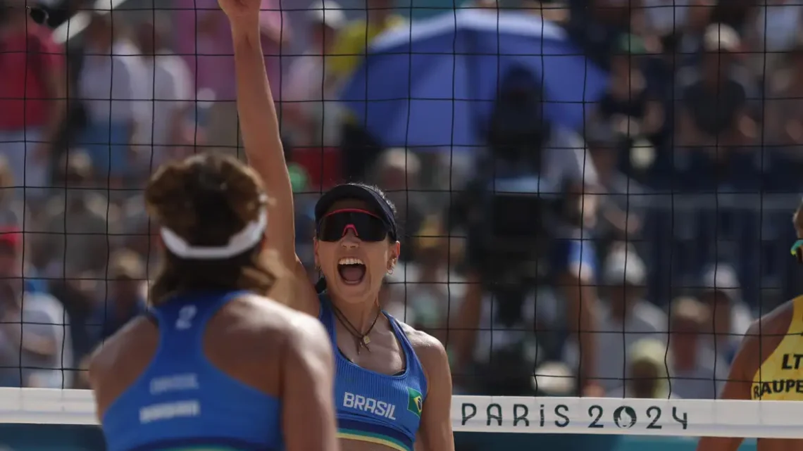 Vôlei de praia: Carol e Bárbara voltam a vencer e avançam às oitavas