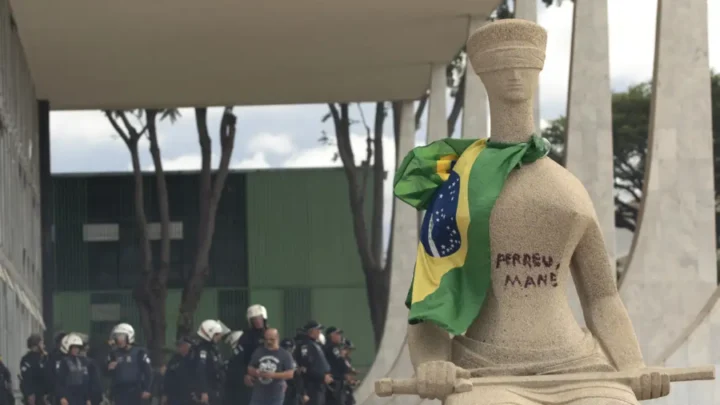 PGR denuncia mulher que escreveu Perdeu, mané em estátua no STF