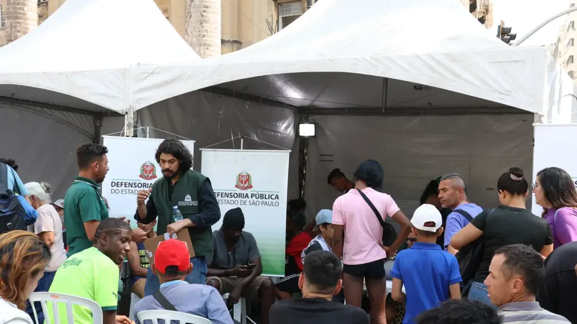 Em dia de luta, defensores públicos atendem pessoas em situação de rua