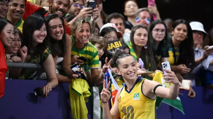 ‘Balança, mas não cai’: torcida brasileira faz arena tremer em classificação da seleção feminina de vôlei