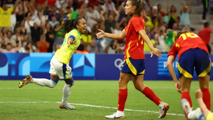 Brasil derrota Espanha e garante lugar na final do futebol feminino