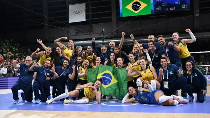 Emoção, lucidez e despedida: os bastidores da seleção de vôlei na conquista do bronze em Paris