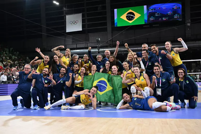 Emoção, lucidez e despedida: os bastidores da seleção de vôlei na conquista do bronze em Paris