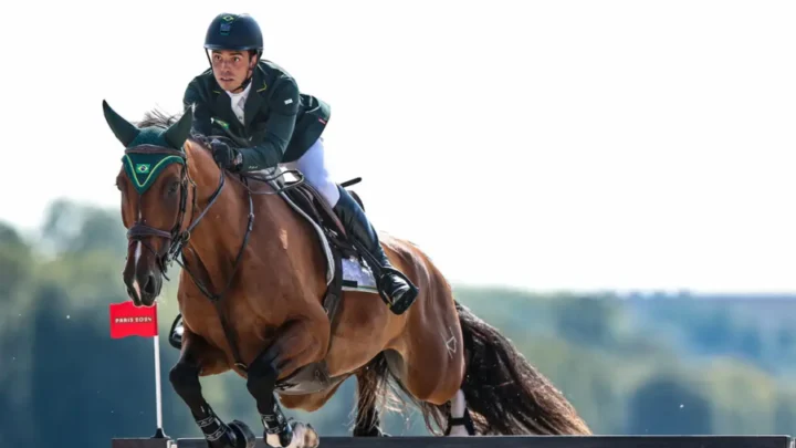 Stephan Barcha é quinto no concurso de saltos do hipismo em Paris