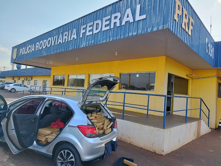 PRF apreende 551 Kg de maconha e recupera veículo em Dourados (MS)