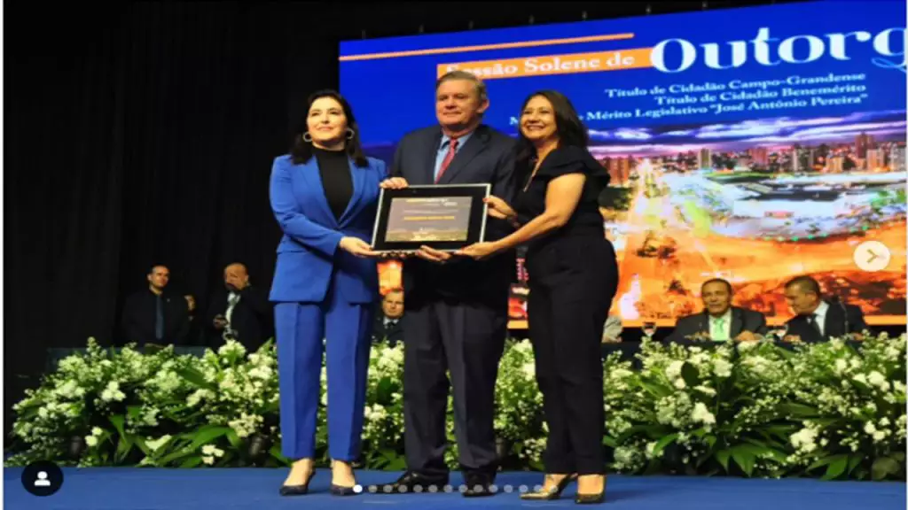 Eduardo Rocha, ao lado da esposa Simone Tebet, recebeu o Título de Cidadão Campo-Grandense