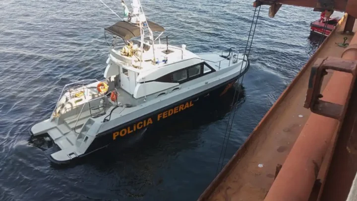 Cinco imigrantes clandestinos são encontrados em navio, no Rio