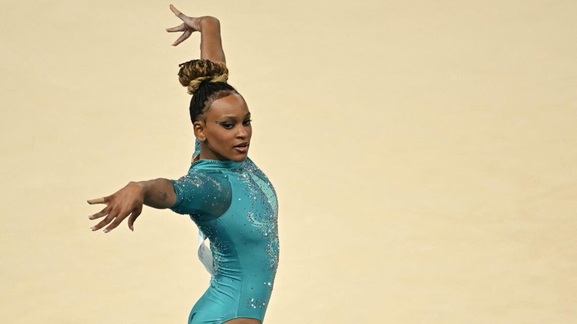 É OURO! Rebeca Andrade supera Simone Biles e fica com a medalha de ouro na final do solo em Paris 2024