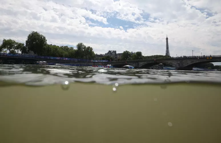 Mais um trialeta é internado com infecção após nadar no rio Sena