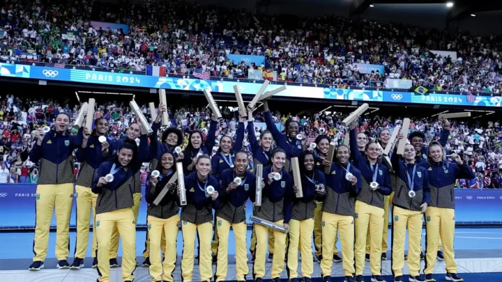 Brasil é prata no futebol feminino após revés contra EUA na final