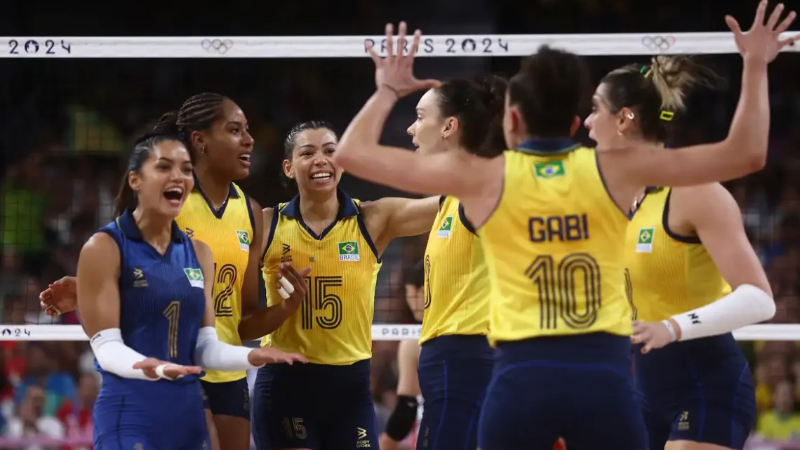 Brasil vence República Dominicana e vai à semifinal no vôlei feminino