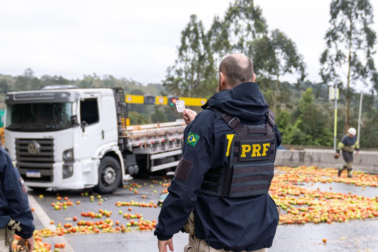 PRF encontra “rebites” na cabine de caminhão tombado na BR-376 em Tijucas do Sul (PR)