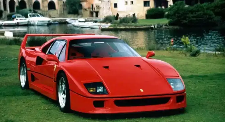 Bilionário esquece Ferrari F40 em estacionamento por 10 anos