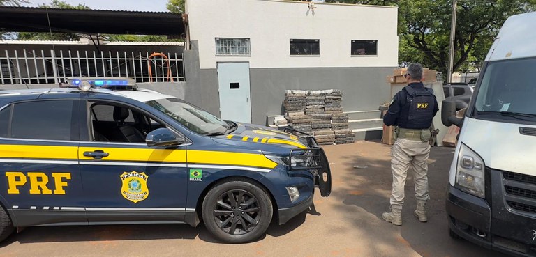 PRF apreende quase 750 kg de maconha escondidas em móveis no Paraná