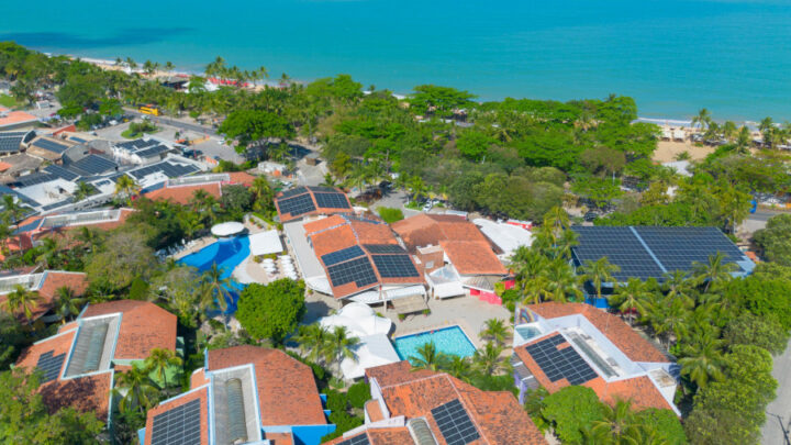 Resort Arcobaleno, em Porto Seguro, instala miniusina para geração de 100% de energia solar