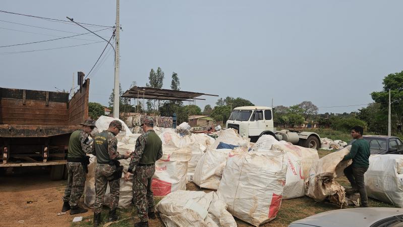 “Polícia Militar Ambiental Apreende Caminhão com Mais de 1.300 Embalagens Vazias de Agrotóxicos Transportadas Irregularmente”