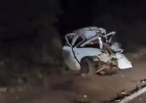 Carro fica totalmente destruído e motorista morre ao bater em ônibus em Três Lagoas