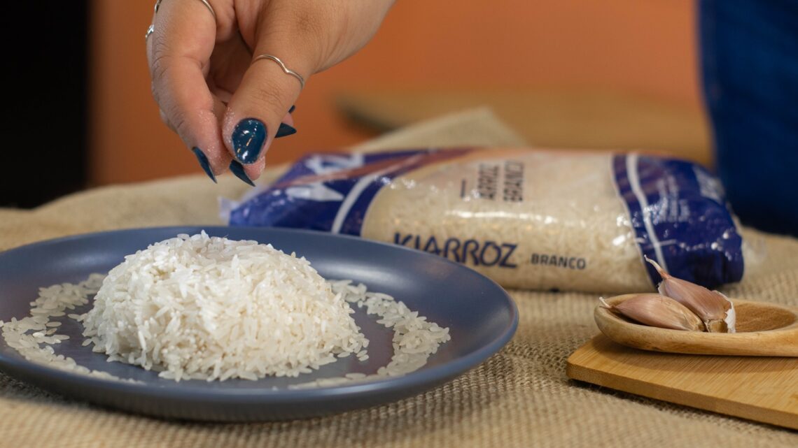 Arroz branco: saiba como funciona o processo de beneficiamento do grão na indústria