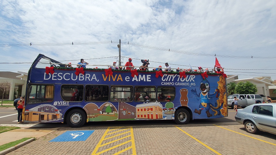 Papai Noel faz passeio pela cidade com crianças antes de desembarcar no Shopping nesta sexta-feira (8)