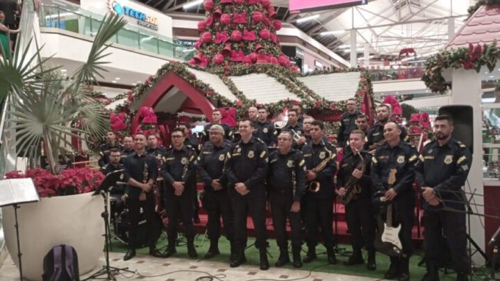 Cantatas natalinas encantam público em apresentações no Shopping e contam histórias sobre esse período