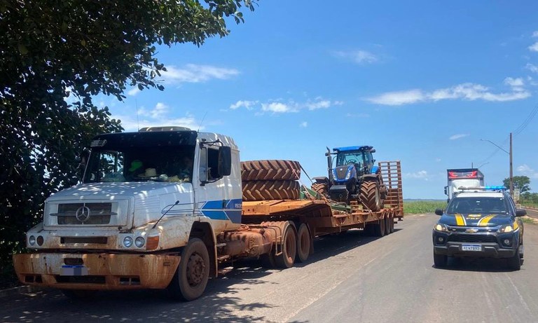 PRF apreende carreta adulterada em Nova Andradina (MS)