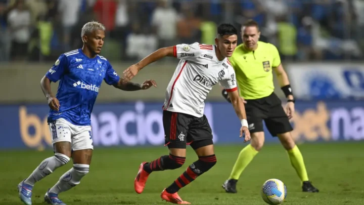 David Luiz marca de falta e Fla vence Cruzeiro em Belo Horizonte