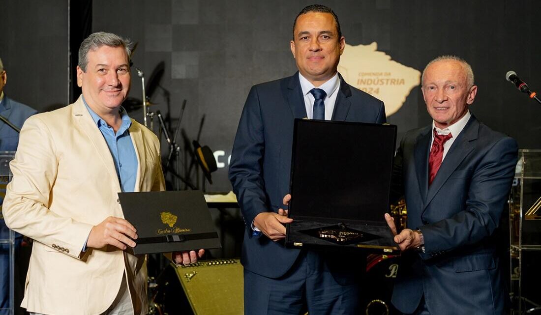 Presidente da Arauco, Carlos Altimiras, é homenageado pela FIEMS com Medalha da Ordem do Mérito Industrial