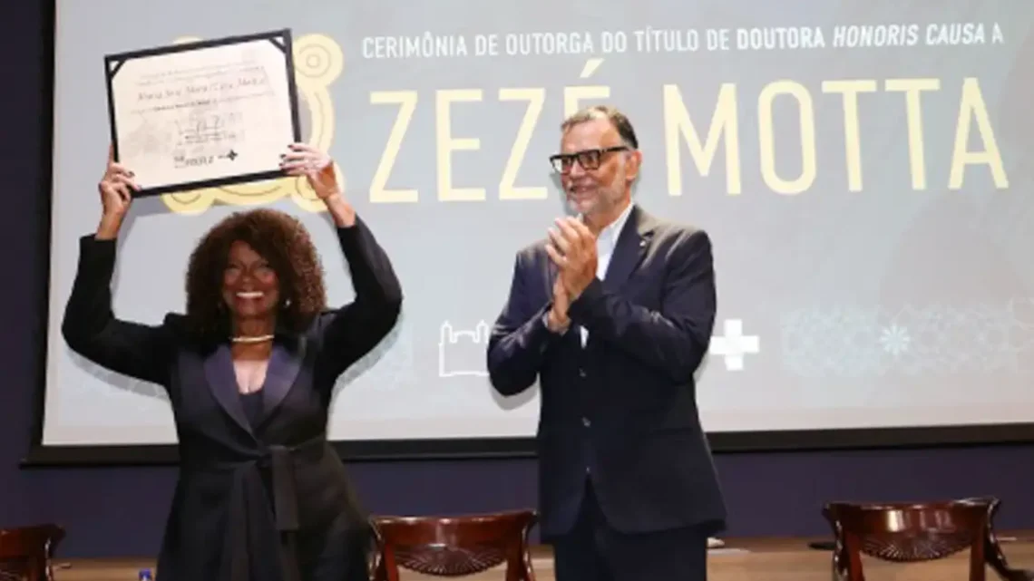 Zezé Motta recebe título de Doutora Honoris Causa da Fiocruz