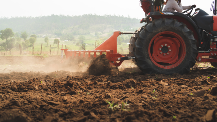 Setor de máquinas agrícolas projeta crescimento de 8% na receita e traz impacto positivo para fornecedores em 2025