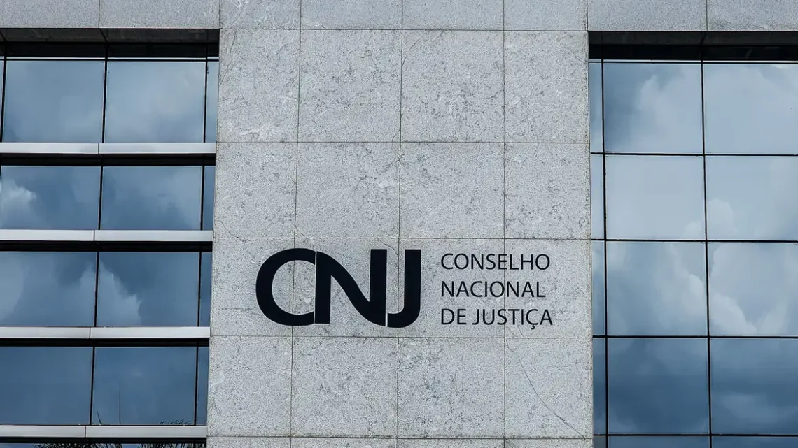 CNJ suspende pagamento de auxílio-alimentação de R$ 10 mil para juízes