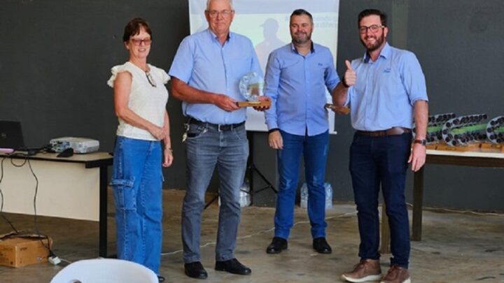 Cooperados da Frísia recebem troféu do programa Fazenda Sustentável