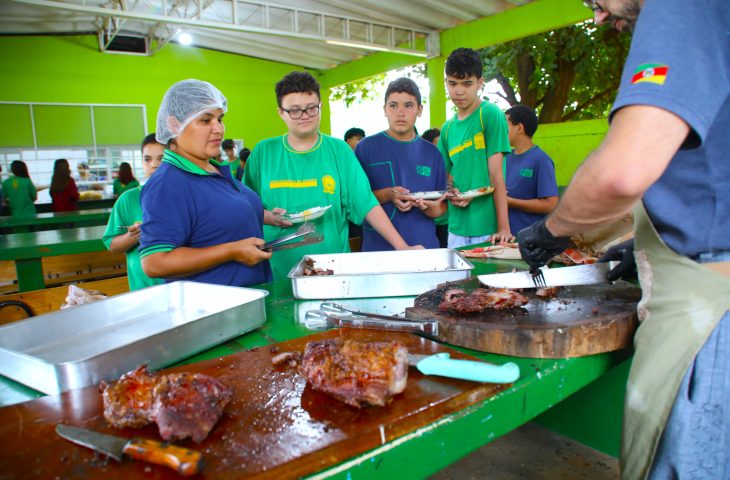 Churrasco na merenda: desafio incentiva estudantes a melhorar média em escola da Capital