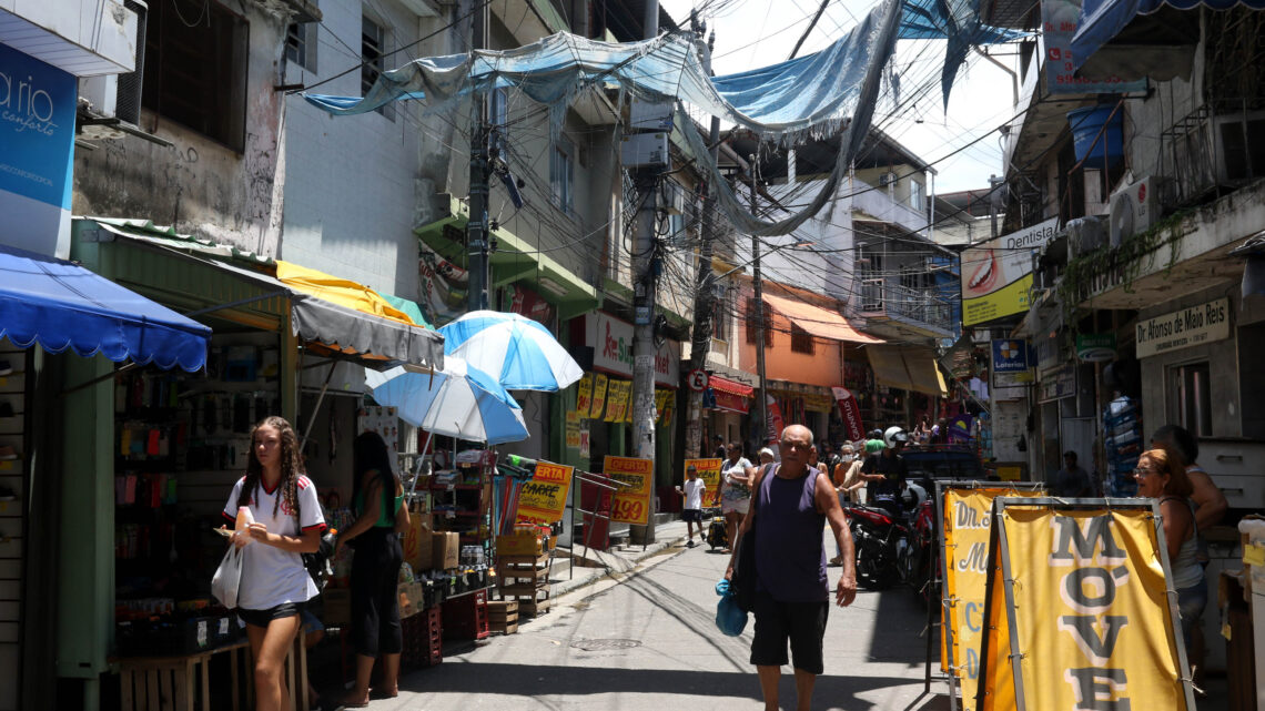 13º salário estimula o consumo em bares e restaurantes nas favelas