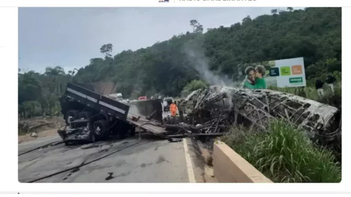 BRASIL: Acidente entre ônibus e carreta deixa 30 mortos na madrugada deste sábado