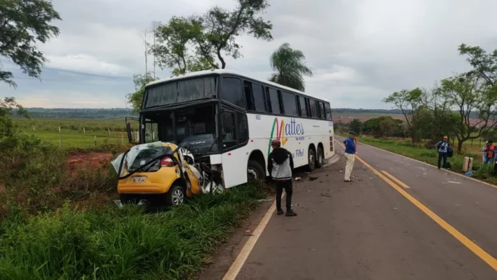 Acidente entre Ônibus e Carro Deixa um Morto e 45 Indígenas a Salvo 