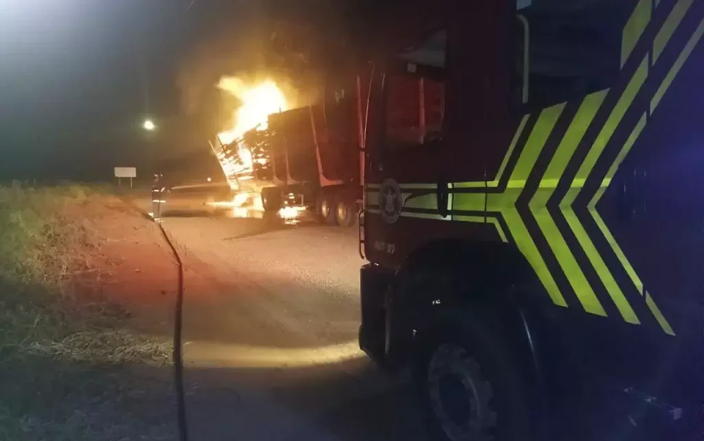 Carreta com eucaliptos pega fogo em Três Lagoas. VÍDEO