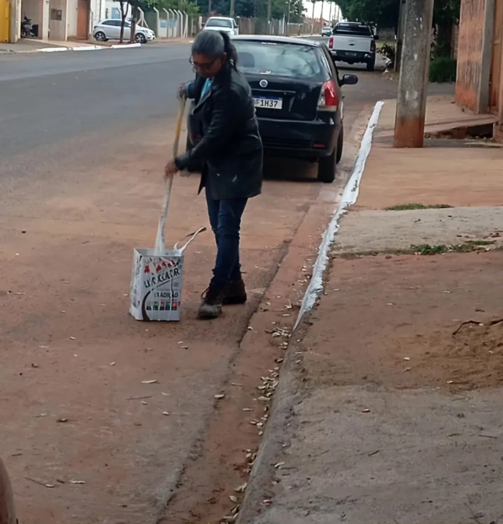 Equipe de Pintura de Castilho revitaliza sinalização em 2 ruas e reforça segurança no trânsito 2 Equipe de Pintura de Castilho 1
