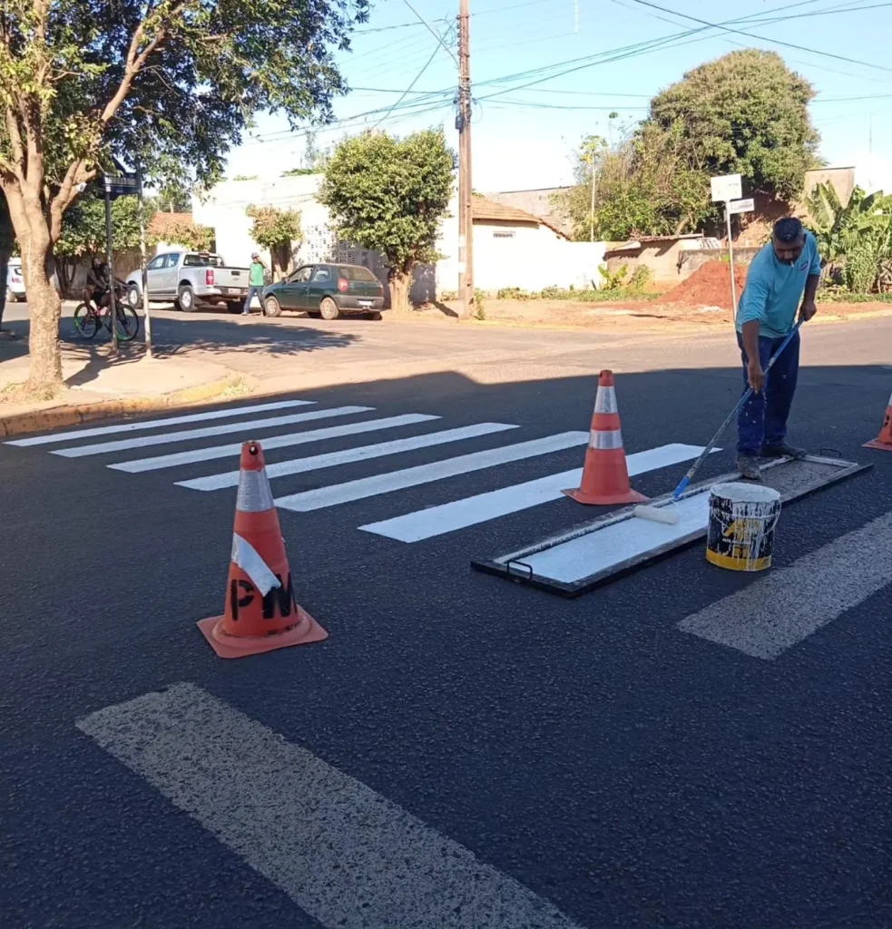 Equipe de Pintura de Castilho revitaliza sinalização em 2 ruas e reforça segurança no trânsito 4 Equipe de Pintura de Castilho 3