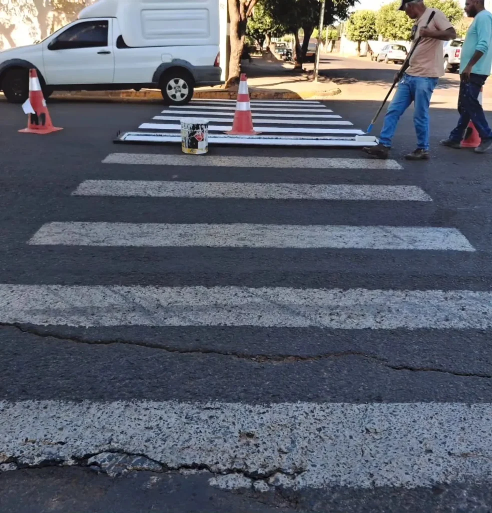 Equipe de Pintura de Castilho revitaliza sinalização em 2 ruas e reforça segurança no trânsito 1 Equipe de pintura de Castilho revitaliza sinalização na Rua Belarmino e em frente ao Big Mart, reforçando a segurança no trânsito. Confira os detalhes!